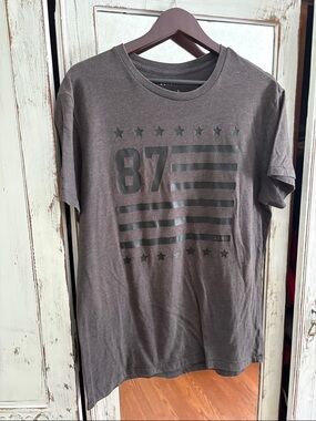 Aeropostale Men's Charcoal Gray Graphic Tee with 87 Flag Print
